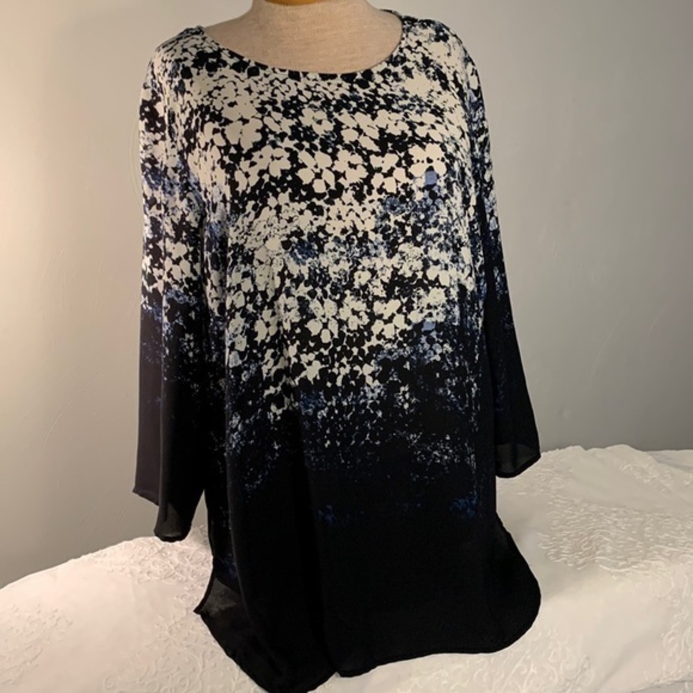 Beautiful popover blouse. Very flattering. XL. EUC.